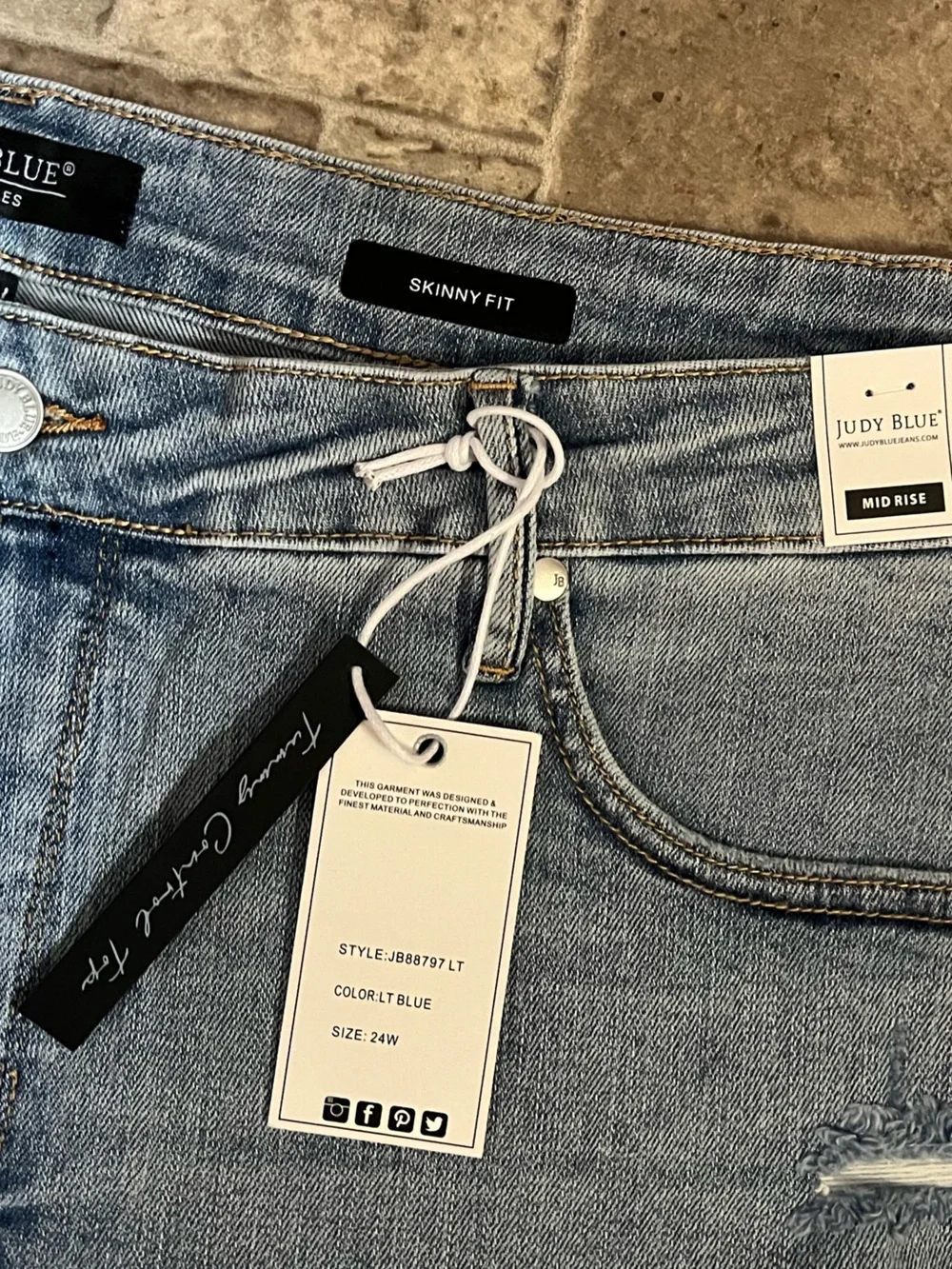 NWT 24W Judy Blue Mid Rise Tummy Control Top Jeans - Picture 2 of 3